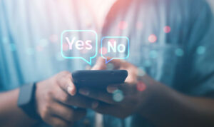 Persona con smartphone mostra messaggi 