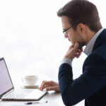 Professionista in consulenza legale e fiscale studia documenti al computer