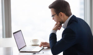 Professionista in consulenza legale e fiscale studia documenti al computer