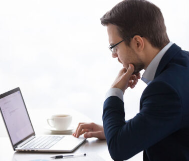 moduli-edocumenti Professionista in consulenza legale e fiscale studia documenti al computer