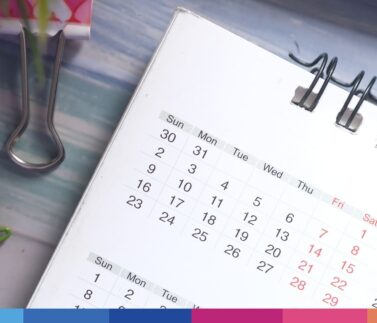 Calendario da tavolo con spirale metallica e date mesi, strumenti di pianificazione fiscale e organizzazione aziendale