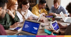 Gruppo di professionisti in riunione collaborativa con dispositivi digitali e documenti