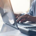 Professionista al computer calcola onorari legali e fiscali in ufficio
