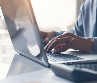 Professionista al computer calcola onorari legali e fiscali in ufficio