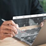 Mano su calendario digitale per calcolo termini processuali penali