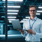 Professionista legale con laptop in data center, tecnologia e innovazione digitale nel settore giuridico