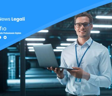 Professionista legale con laptop in data center, tecnologia e innovazione digitale nel settore giuridico