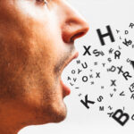 Uomo che parla con lettere e caratteri in uscita dalla bocca, simbolo di comunicazione verbale e linguaggio