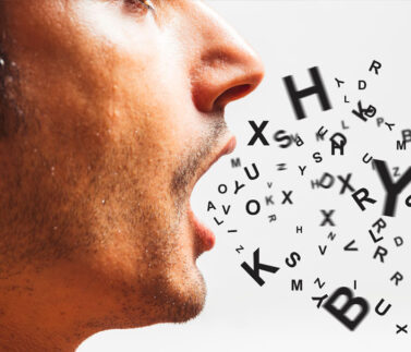 Uomo che parla con lettere e simboli che escono dalla bocca, rappresentazione della comunicazione verbale e linguaggio