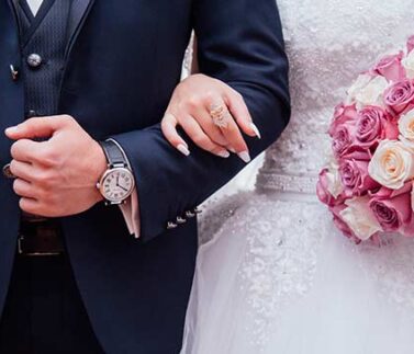 contratto-prematrimoniale-19 Sposi con anelli e bouquet, contratto prematrimoniale e accordi legali matrimoniali
