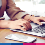 Professionista che utilizza laptop per gestire fatturazione elettronica e CRM su scrivania di lavoro