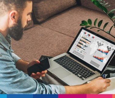 Uomo analizza dati fiscali e fatturazione elettronica su laptop con grafici e reportistica contabile