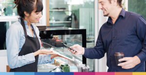 Consulente fiscale illustra vantaggi carta fedeltà ristorante a cliente durante transazione pagamento