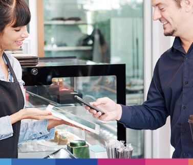 Consulente fiscale illustra vantaggi carta fedeltà ristorante a cliente durante transazione pagamento