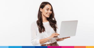 Donna professionista con laptop, consulenza fiscale e legale online