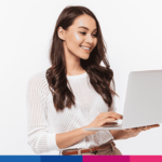 Donna professionista con laptop che sorride, consulenza fiscale e legale online