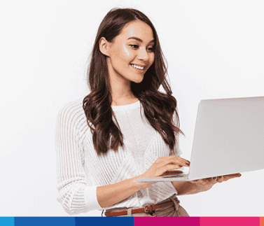 Donna professionista con laptop che sorride, consulenza fiscale e legale online