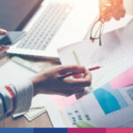 Consulenza fiscale e analisi dati: team studia grafici e documenti per strategia PMI