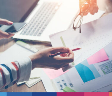 piano-marketing-per-pmi-6 Consulenza fiscale e analisi dati: team studia grafici e documenti per strategia PMI