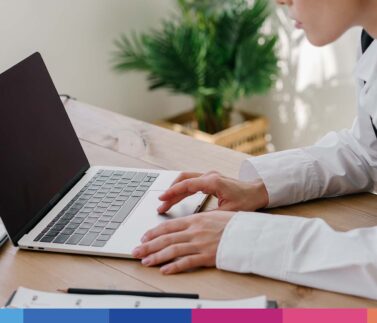 Professionista fiscale al lavoro su laptop per dichiarazione redditi e adempimenti tributari