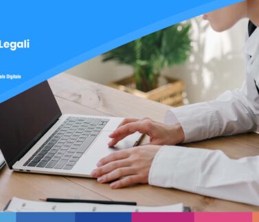 Professionista legale che lavora al computer per consulenza fiscale e legale