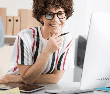 Professionista donna al computer che studia documenti fiscali e legali in ufficio