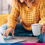 Donna che lavora da casa con laptop e caffè, simboleggia il lavoro ibrido e la flessibilità lavorativa moderna