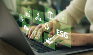 Rappresentazione digitale di ESG con icone di sostenibilità ambientale, sociale e governance su laptop