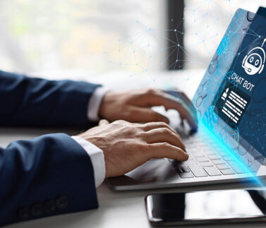 Professionista in abito formale utilizza chatbot AI su laptop per consulenza legale e fiscale