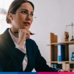 Professionista legale donna in studio con bilancia della giustizia, consulenza fiscale e legale