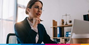 Professionista legale donna in studio con bilancia della giustizia, consulenza fiscale e legale