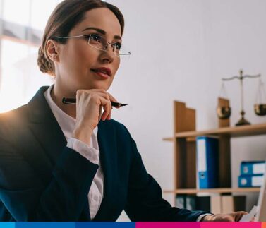 Professionista legale donna in studio con bilancia della giustizia, consulenza fiscale e legale