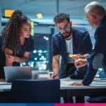 Professionisti in riunione di strategia comunicativa legale e fiscale con laptop