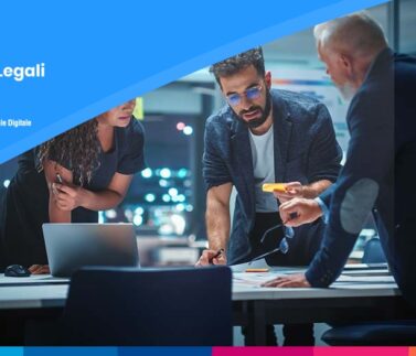 Professionisti in riunione di strategia comunicativa legale e fiscale con laptop