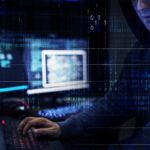 Professionista legale accede a documentazione bancaria digitale su computer con codice binario