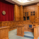 Aula di tribunale in legno con banchi e sedili per procedura esecutiva