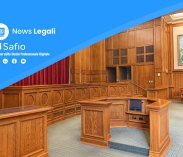Aula di tribunale in legno con banchi e sedili per procedura esecutiva