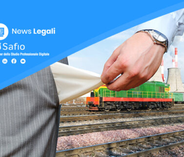 Professionista che tiene in mano documenti contrattuali con treno e infrastrutture industriali sullo sfondo