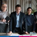 Team multigenrazionale di professionisti dello studio legale in riunione formale