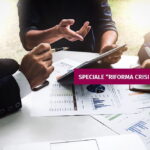 Professionisti analizzano documenti fiscali e grafici per riforma crisi d'impresa e concordato