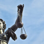 Statua della Giustizia con bilancia, simbolo di diritto e legalità amministrativa