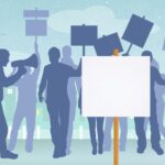 Protesta collettiva di lavoratori con cartelli e megafono per diritti occupazionali e licenziamenti