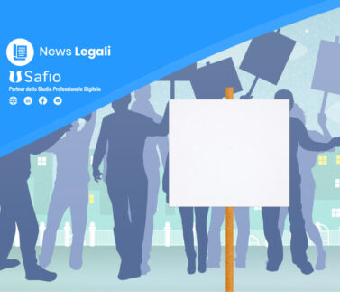 Protesta collettiva di lavoratori con cartelli e megafono per diritti occupazionali e licenziamenti