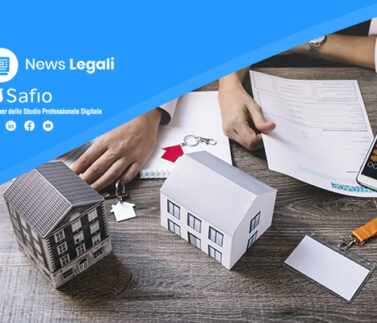 Professionista studia contratti immobiliari con modelli di case e calcolatrice per locazione transitoria