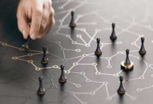 Strategie legali e connessioni professionali rappresentate da pedine su una mappa di rete interconnessa