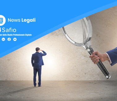 Uomo d'affari in abito esaminato al microscopio, simbolo dell'analisi legale del patto leonino e esclusione del socio