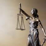 Statua della Giustizia con bilancia e spada, simbolo del diritto e della legge italiana