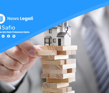 Mano che costruisce torre di legno con casa modello - stabilità immobiliare e diritto