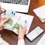 risarcimento sentenza soldi meneta banconota euro denaro riconoscimento stipendio clessidra tempo calcolo valutazione scrivania computer portatile donna