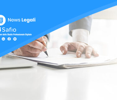 Professionista firma documento legale con penna su scrivania bianca, rappresenta consenso e accordo contrattuale